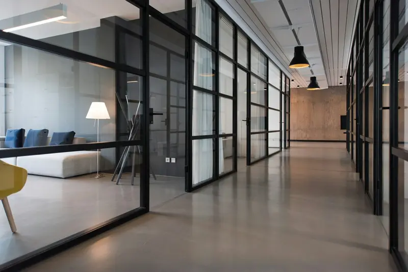Oficinas con paneles de vidrio